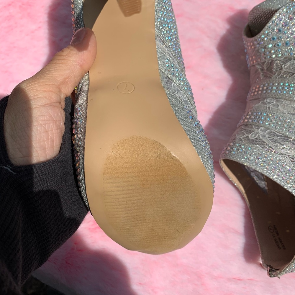 Size 7 heels - Picture 6 of 6